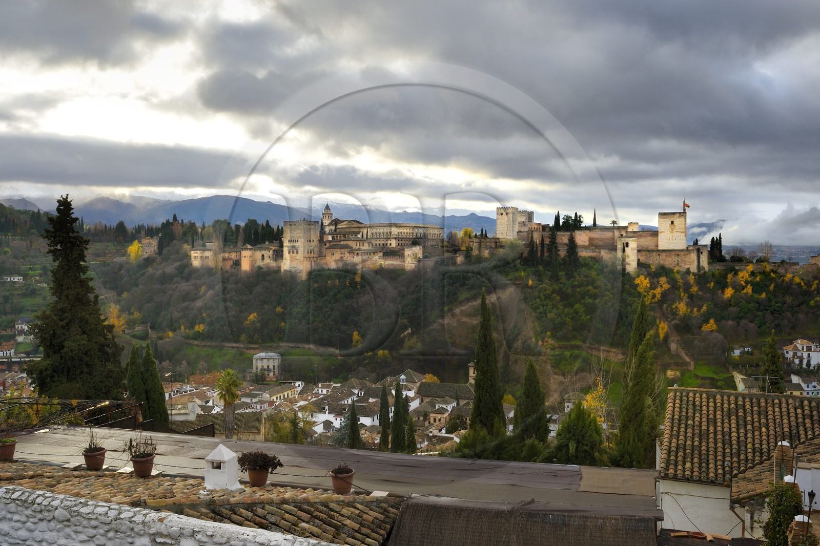 Espagne, Andalousie, Grenade, l'Alhambra, classé Patrimoine Mondial de l'UNESCO, et les montagnes de la Sierra Nevada