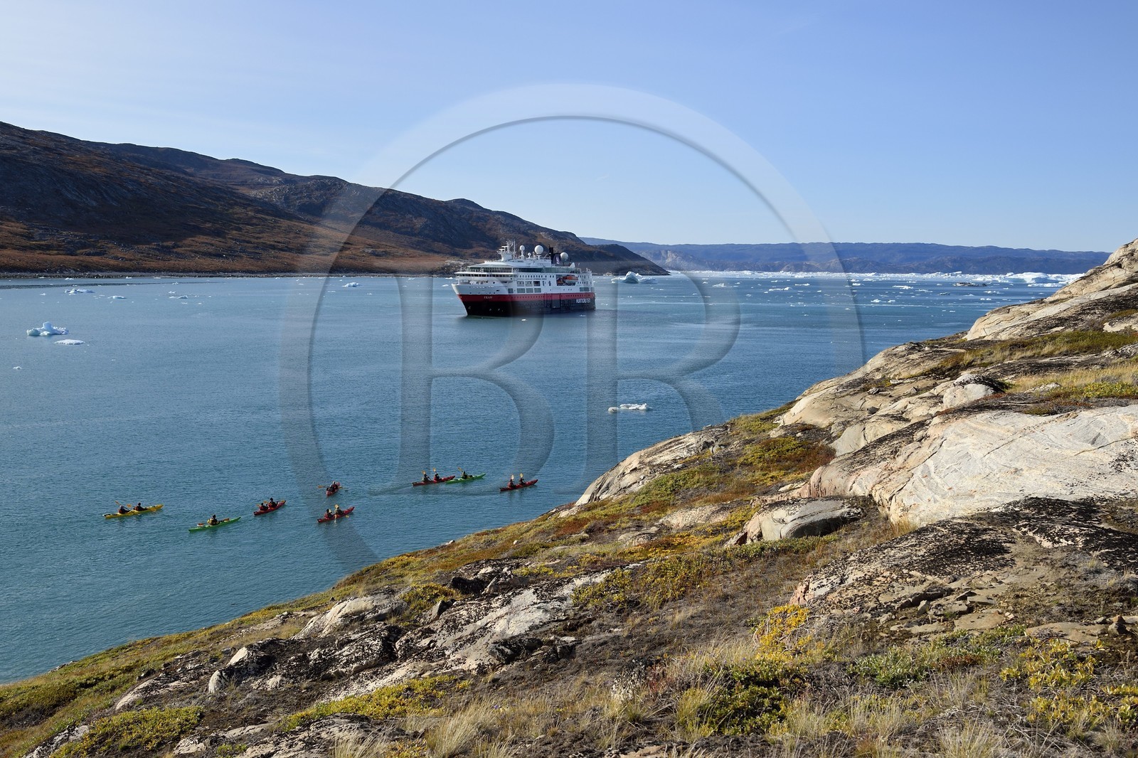 Groenland, cote ouest, baie de Disko, baie de Quervain, kayaks progressant au milieu des icebergs, le bateau de croisière MS Fram de la compagnie Hurtigruten en arrière plan