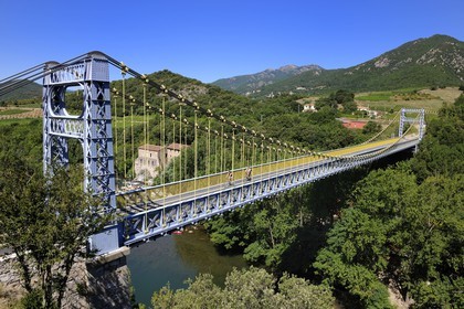 France, Hérault (34), vallée de l' Orb, le pont suspendu au dessus de la rivière Orb au moulin de Travassac à Mons la Trivalle