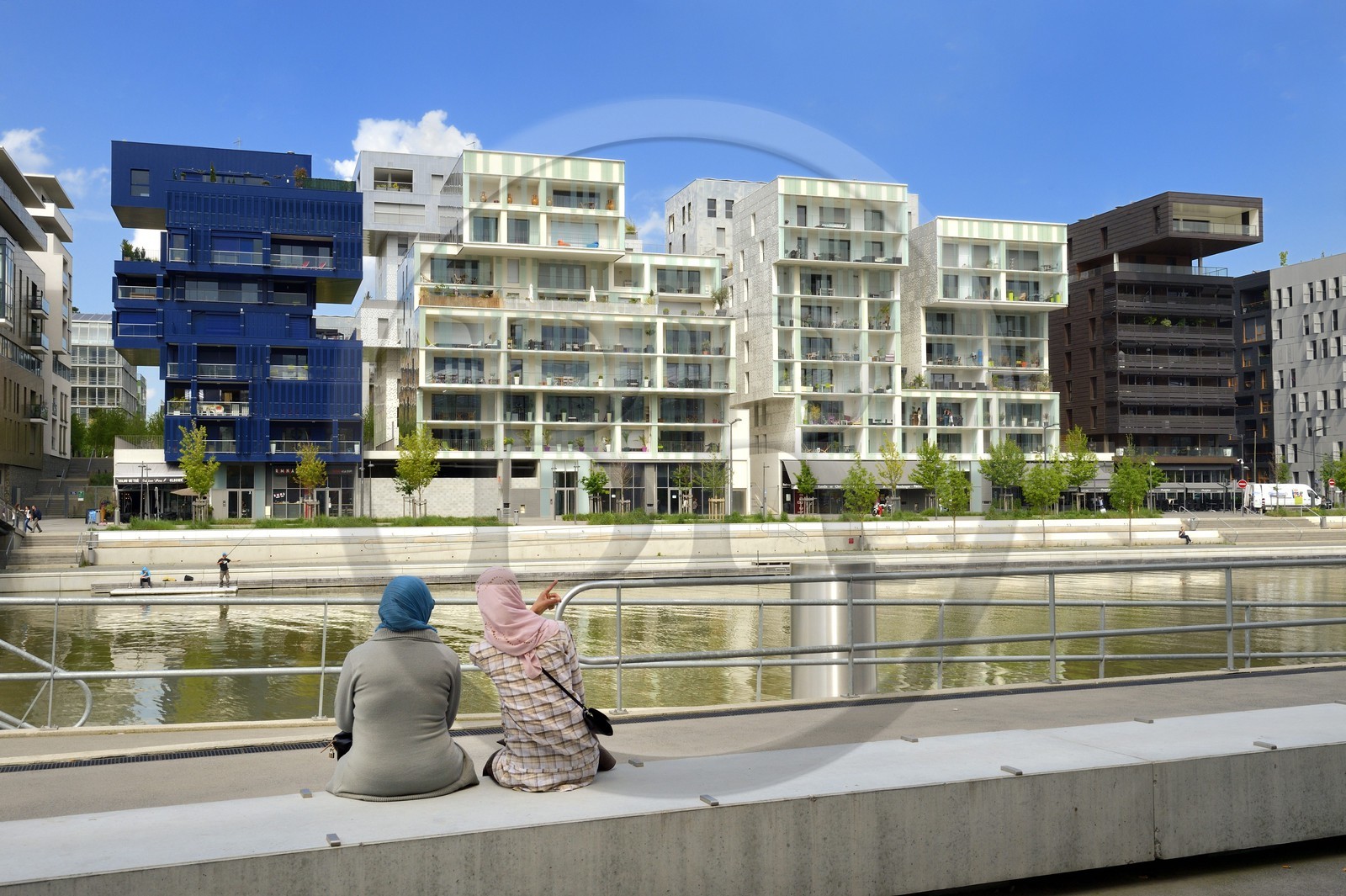 France, Rhône (69), Lyon, nouveau quartier de La Confluence au sud de la Presqu'île, immeubles d'habitation quai Arlès Dufour devant la place nautique