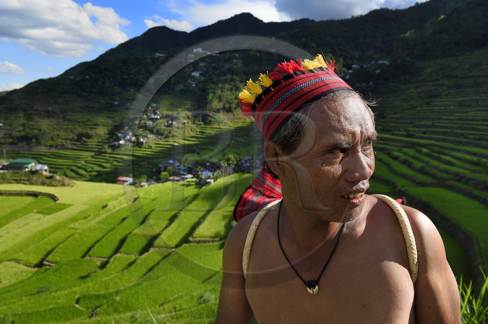 Philippines, province d'Ifugao, les rizières en terrasses de Banaue autour du village de Batad, classées Patrimoine Mondial de l'UNESCO, le guide Adolpho revetu du costume traditionnel Ifugao