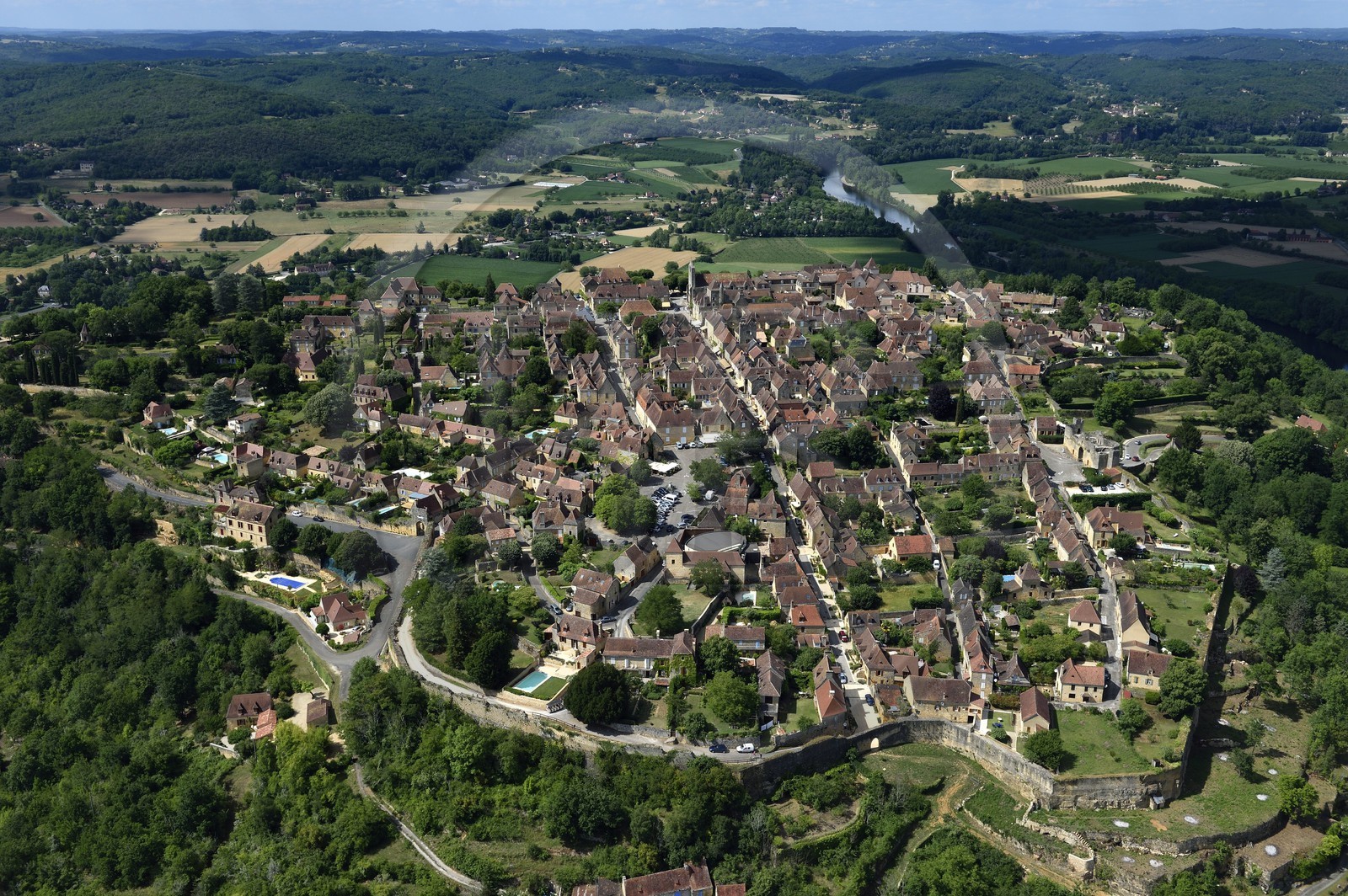 France, Dordogne (24), Périgord Noir, vallée de la Dordogne, vallée de la Dordogne, Domme, labellisé Les Plus Beaux Villages de France (vue aérienne)