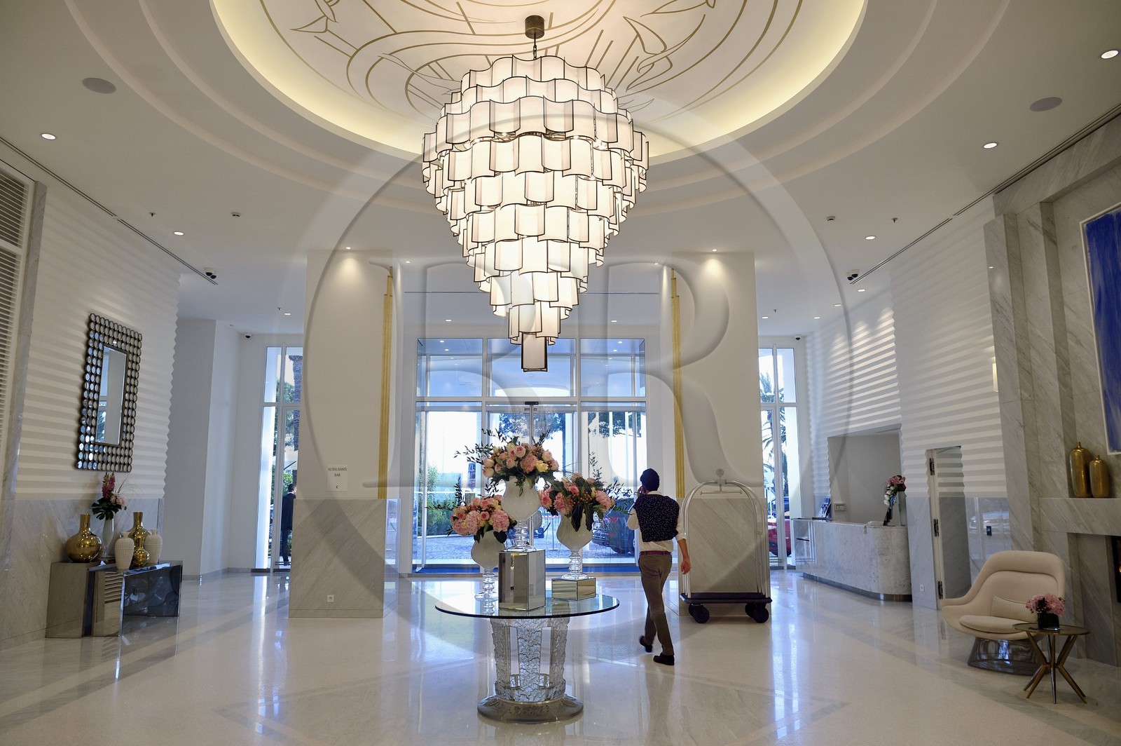 France, Alpes-Maritimes (06), Cannes, le palace du Martinez sur le boulevard de la Croisette, le lobby et son lustre