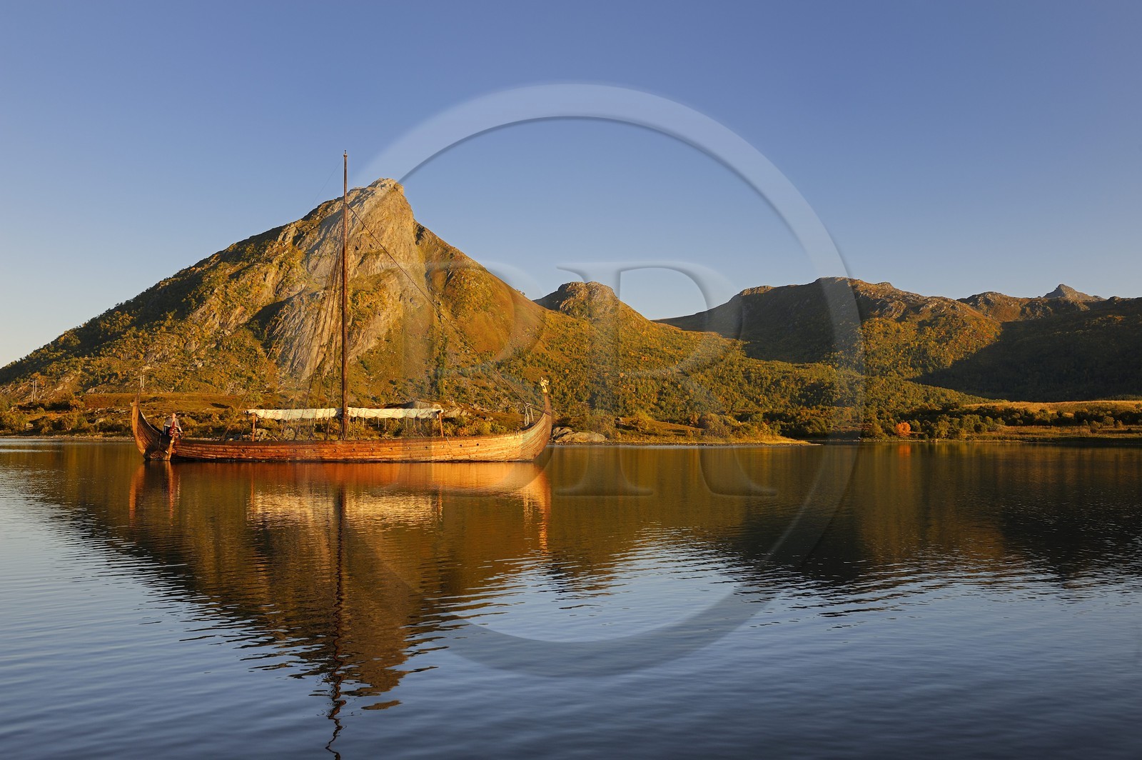 Norvège, Nordland, Iles Lofoten, ile de Vestvagoy, le drakkar (bateau viking) Lofotr construit à l'identique sur le lac de Borg