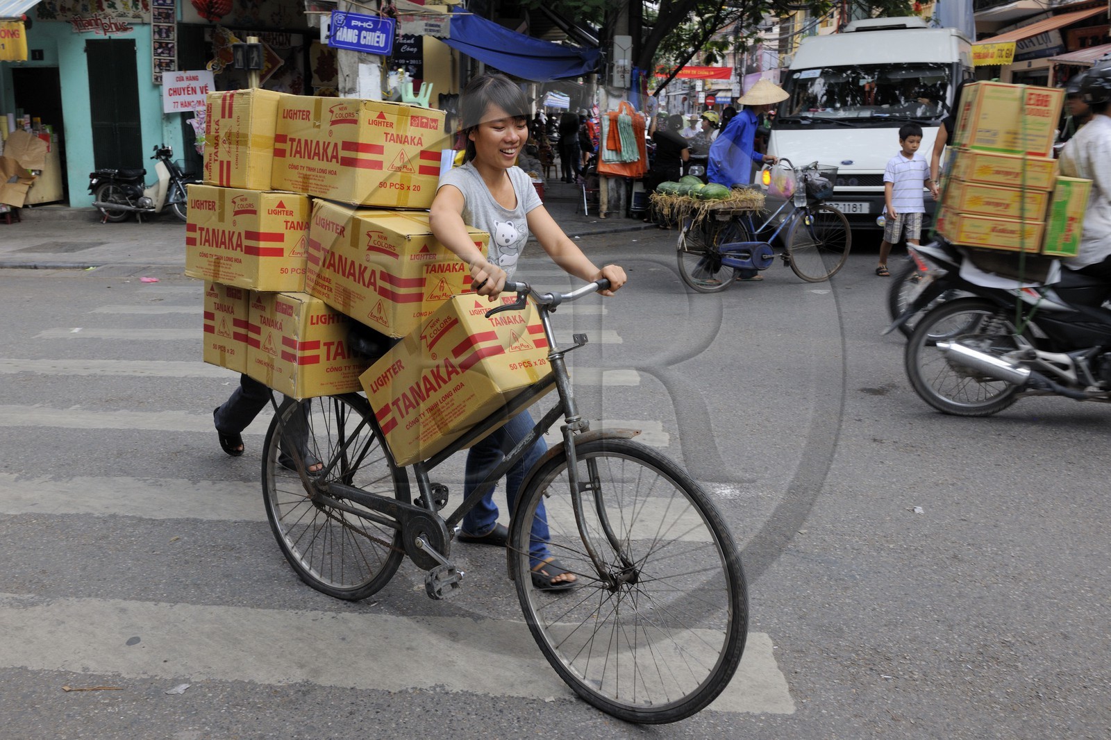 Vietnam, Hanoï, quartier des 36 rues dans la vieille ville, transport de cartons