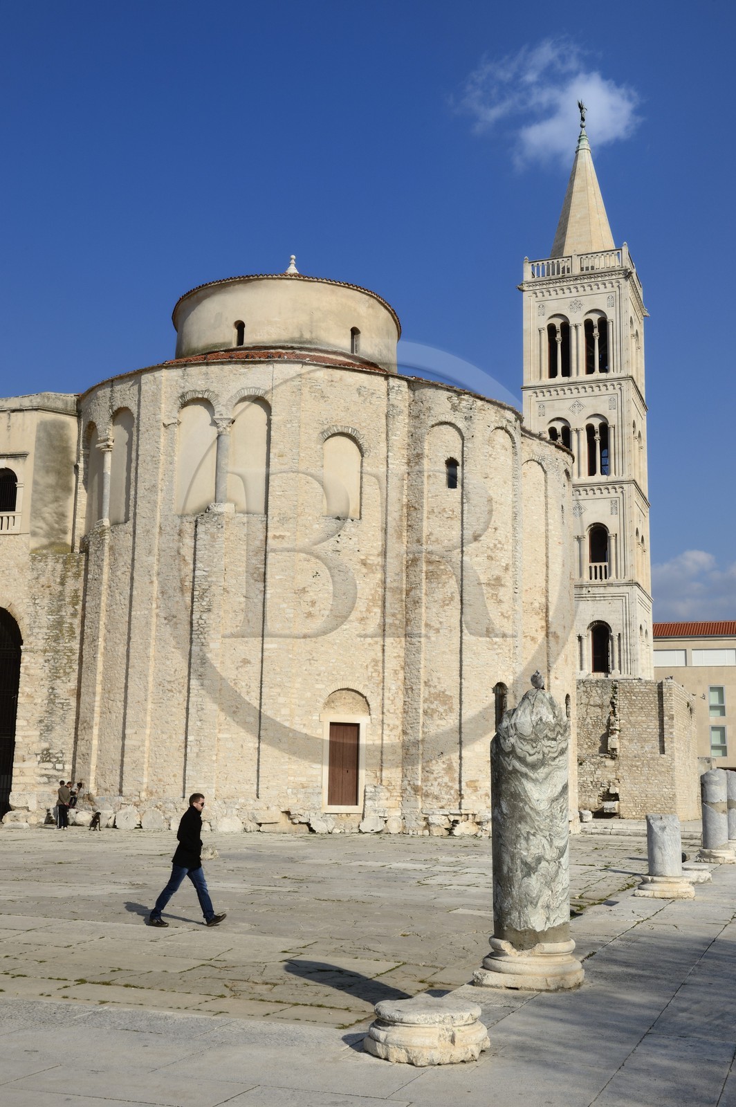 Croatie, Dalmatie, côte dalmate, Zadar, le forum romain, l'église Saint Donat et le campanile de la cathédrale