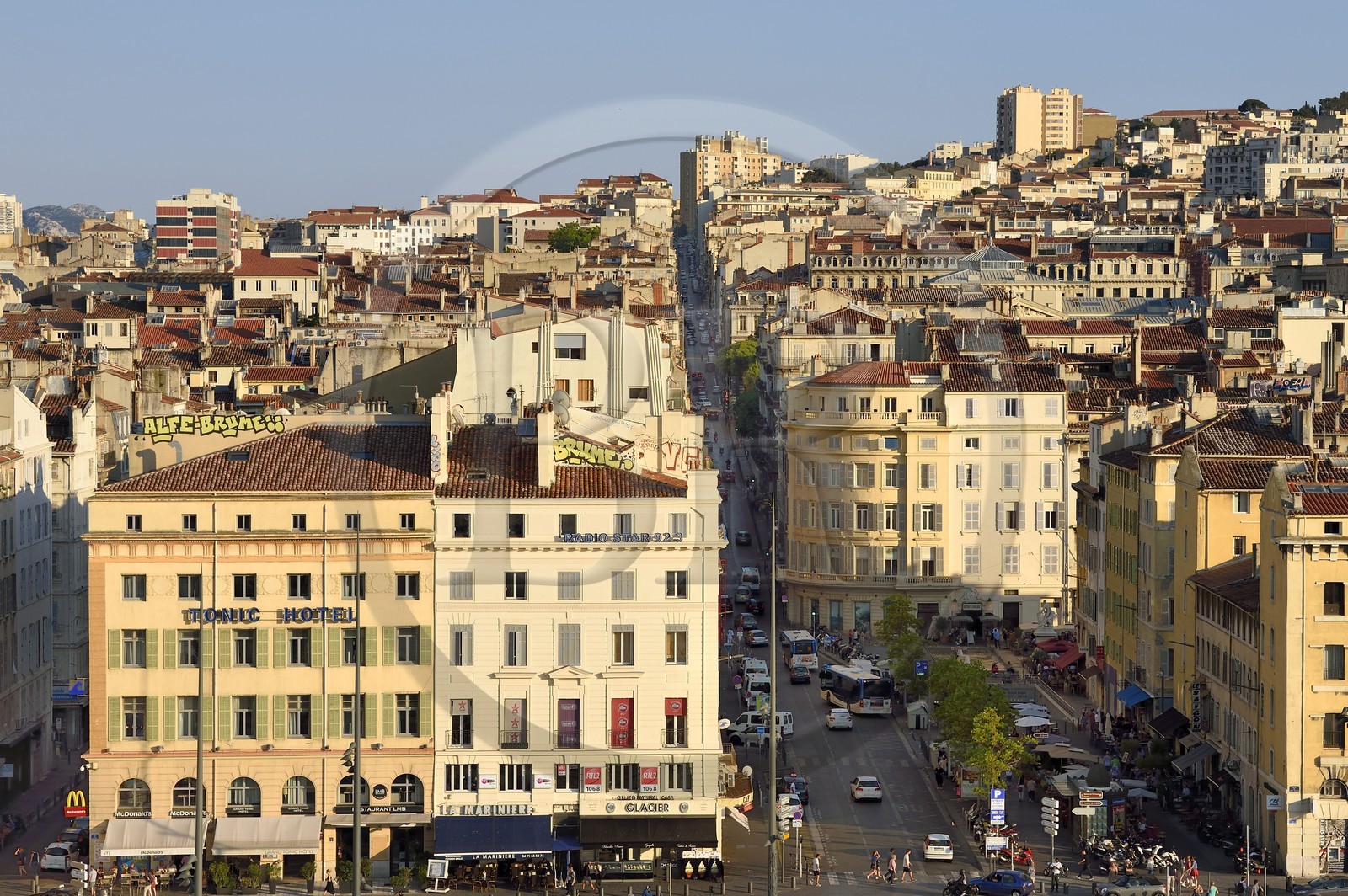 France, Bouches-du-Rhône (13), Marseille, rue Breteuil qui donne sur le Vieux Port