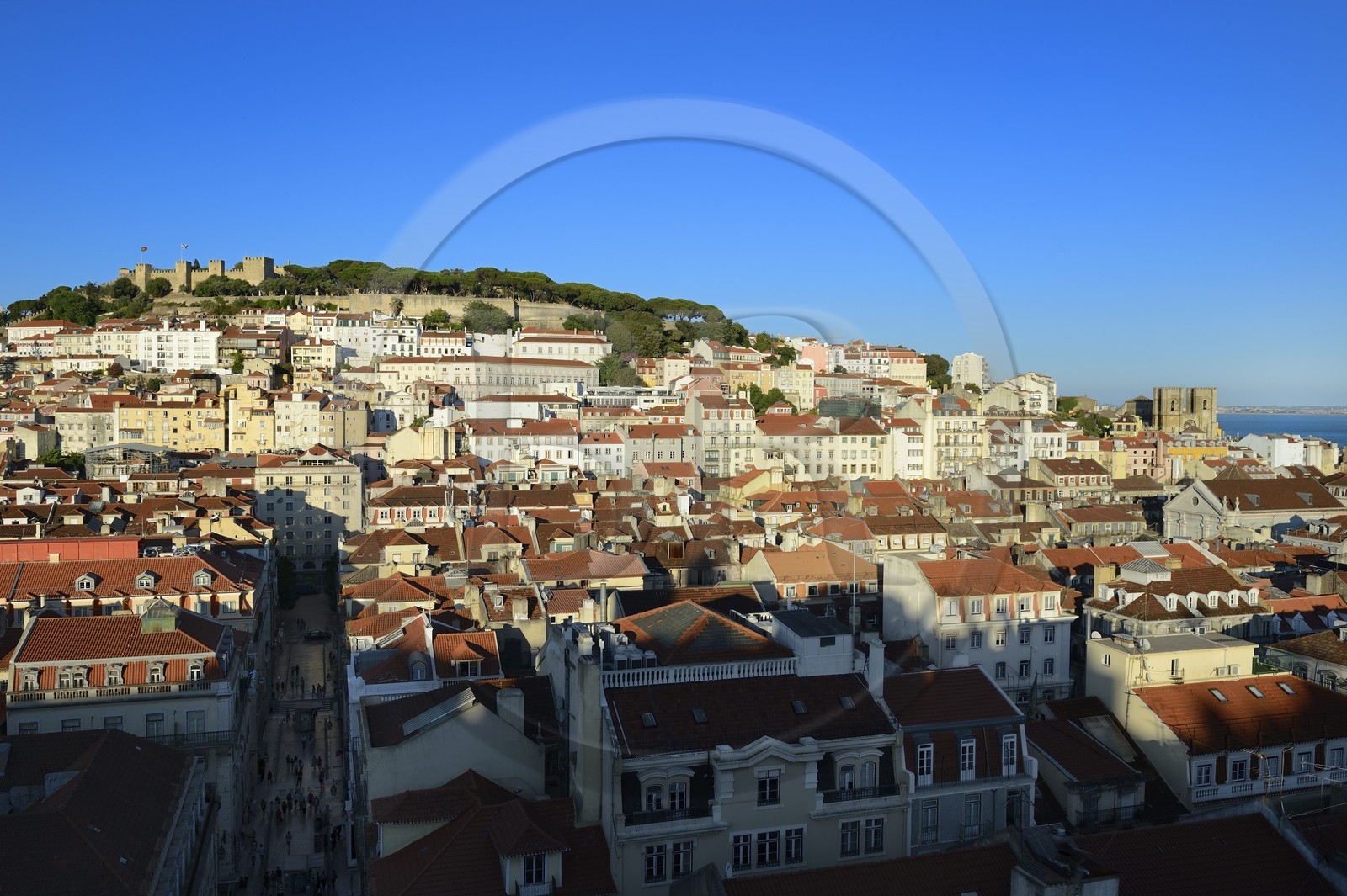 Portugal, Lisbonne, vue sur la ville depuis le elevador (ascenseur) de Santa Justa et le Castelo Sao Jorge (château Saint Georges) sur la colline de l'Alfama, la rua Santa Justa au premier plan