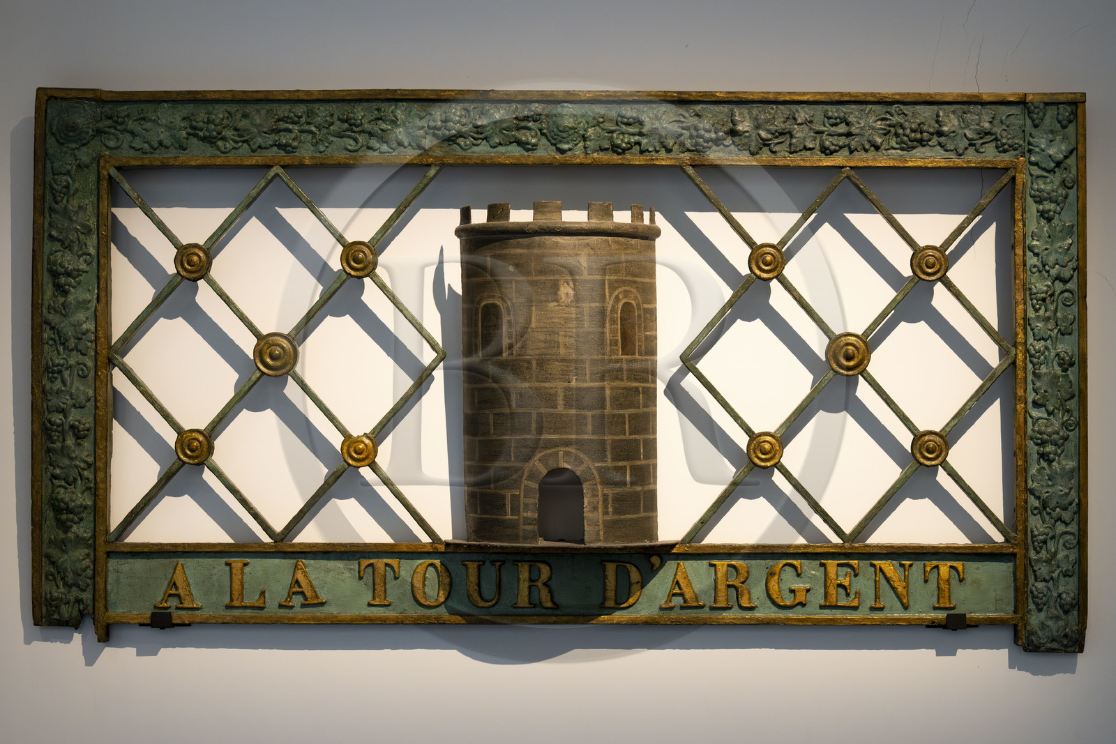 France, Paris (75), quartier du Marais, Musée Carnavalet, salle des enseignes de Paris, la Tour d'argent, enseigne d'un marchand de vin anciennement place de la Bastille