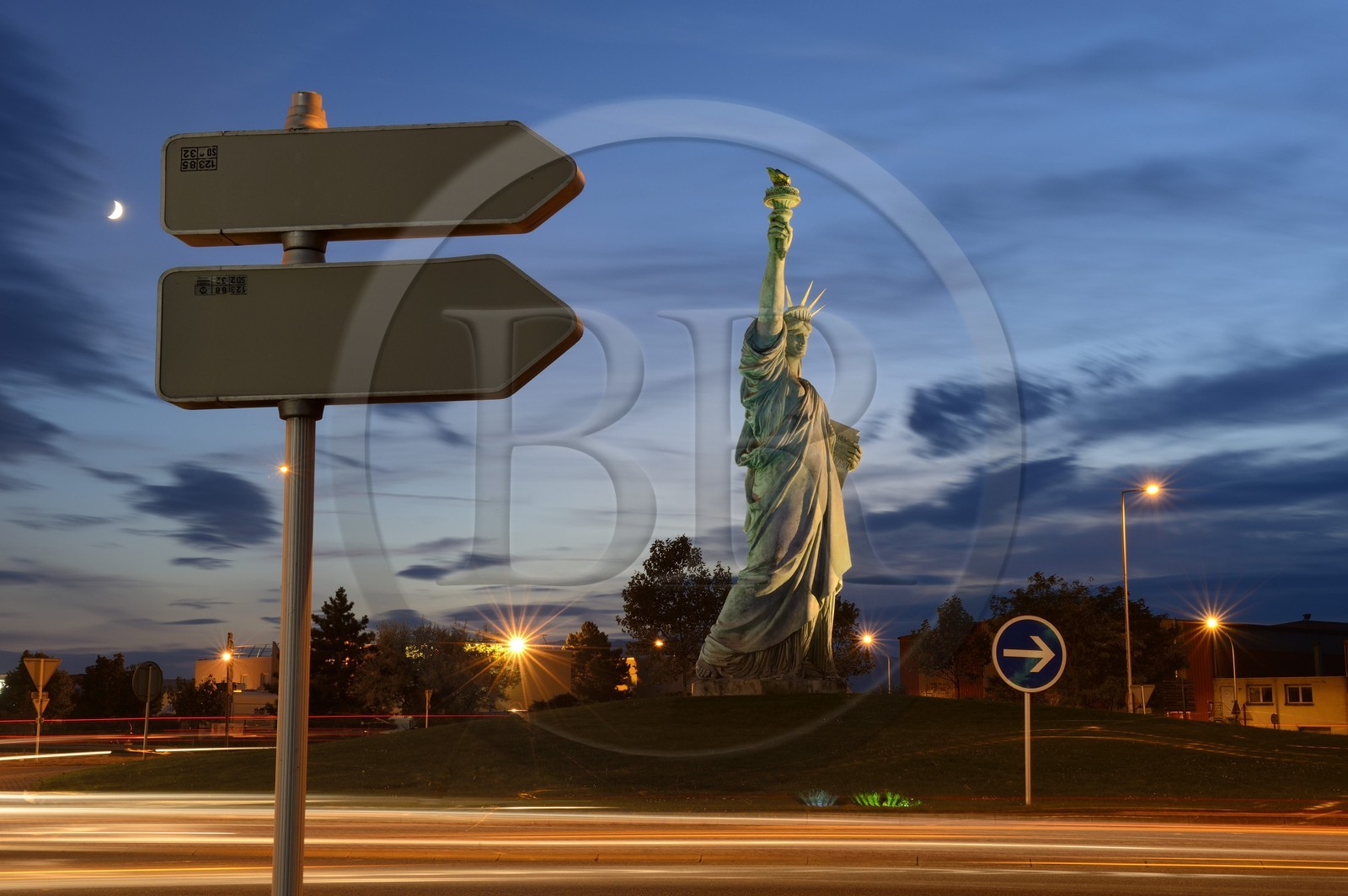 France, Haut-Rhin (68), Colmar, réplique de la statue de la Liberté  de Auguste Bartholdi sur la route de Strasbourg, elle est d’une hauteur de 12 mètres au flambeau