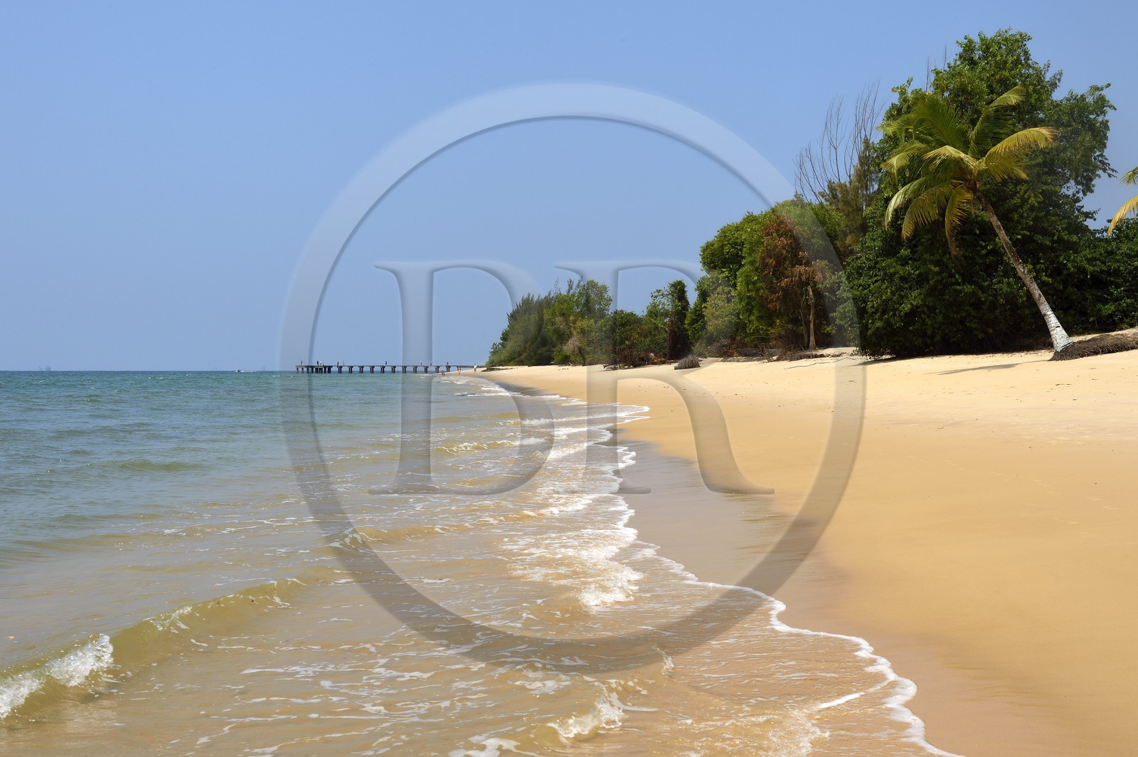 Gabon, province de l'Estuaire, plage de la Pointe Denis qui fait face à Libreville de l'autre côté de l'Estuaire du Gabon