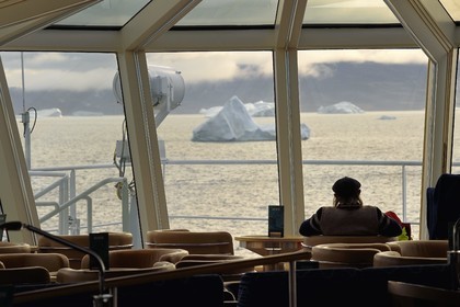 Groenland, cote ouest, baie de Disko, detroit d'Ataa, le bateau de croisière MS Fram de la compagnie Hurtigruten, le salon panoramique