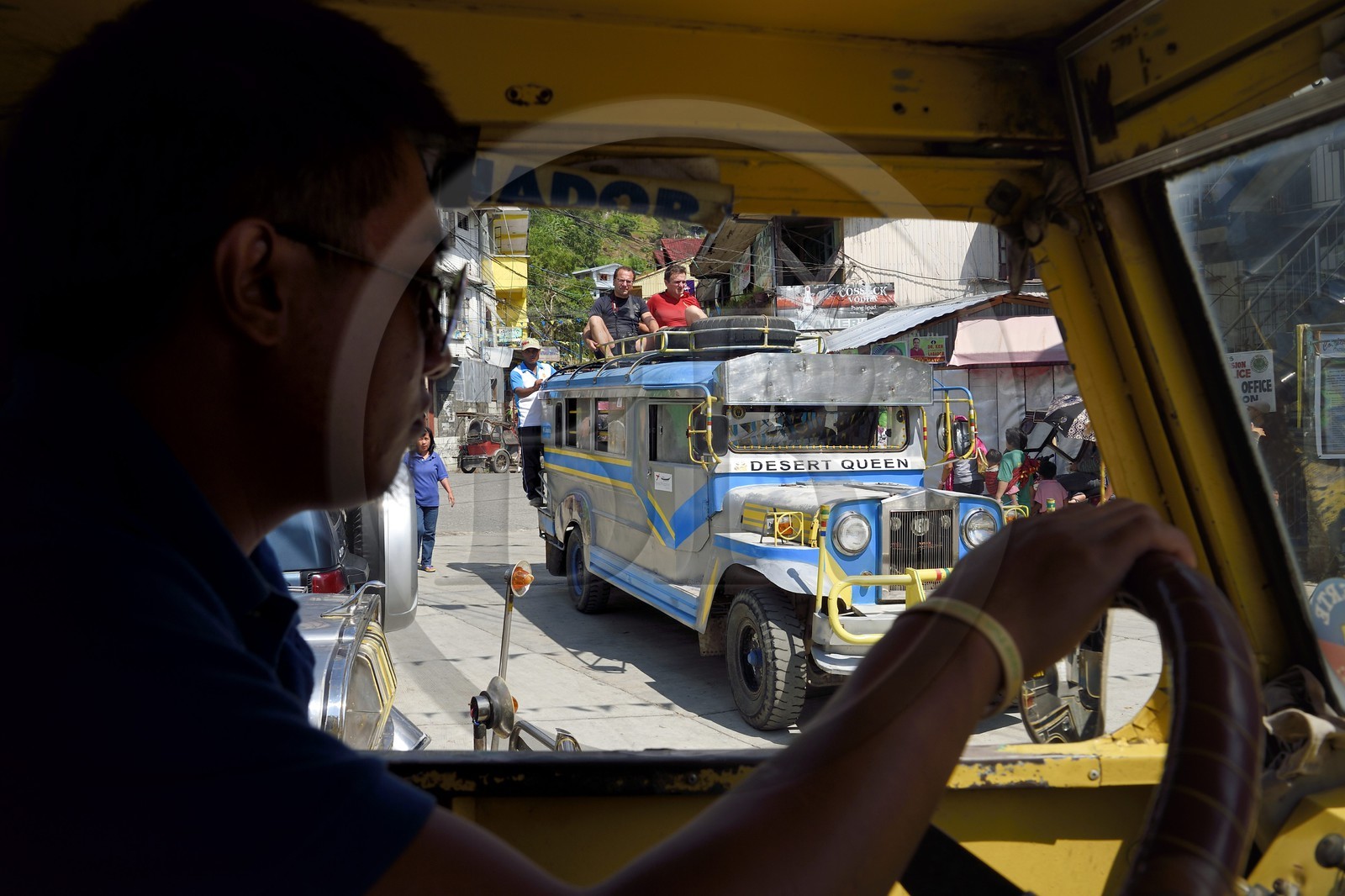 Philippines, province d'Ifugao, ville de Banaue, jeepney (jeep allongée pour le transport de passagers) sur la place principale