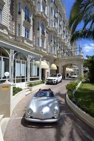 France, Alpes-Maritimes (06), Cannes, le palace du Carlton sur le boulevard de la Croisette, à bord d'une Porsche Speedster 356 décapotable de collection