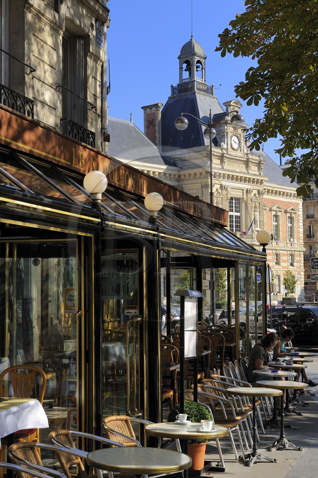 France, Paris (75), brasserie Le Napoleon III et la mairie du 19e arrondissement en arrière plan