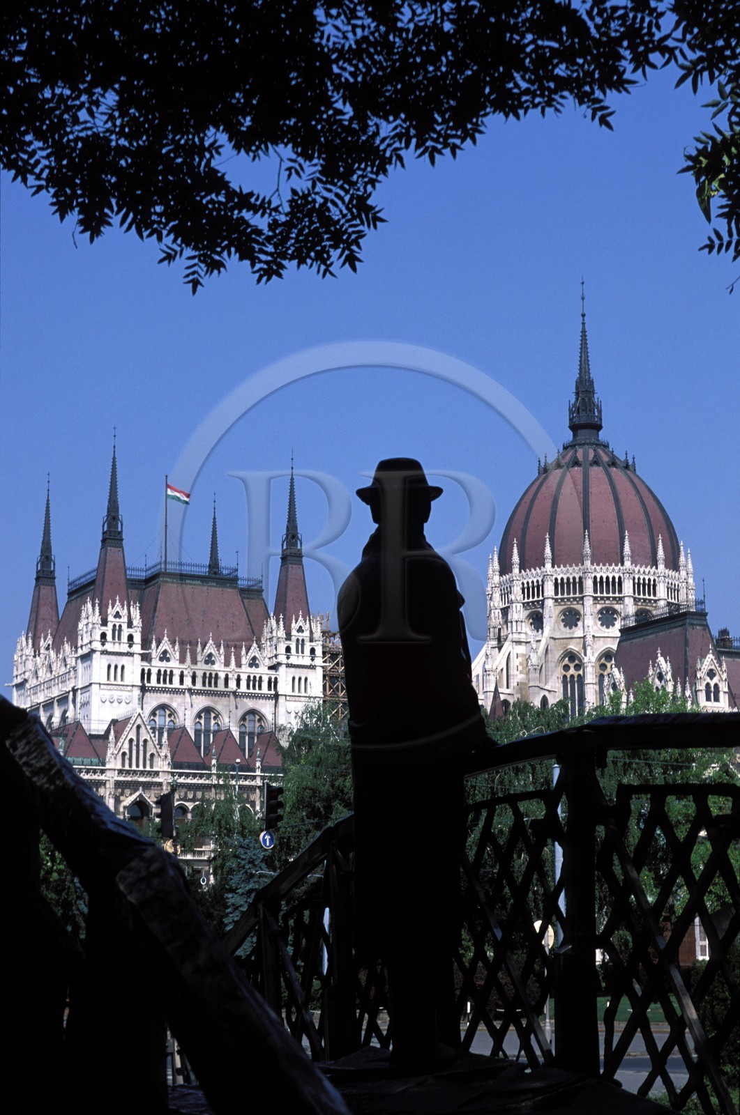 Hongrie, Budapest, le parlement à Pest avec la silhouette de Nagy Imre (héros de 56)