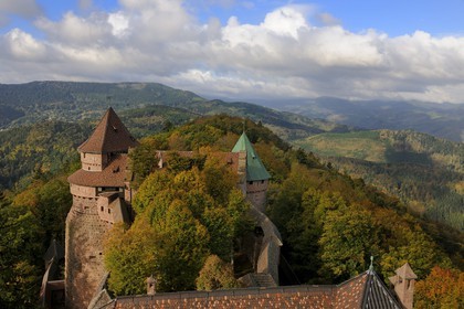 France, Bas-Rhin (67), le château du Haut-Koenigsbourg, le Grand Bastion surplombant la forêt alentours et le jardin supérieur