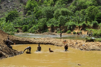 Tanzanie, région de Morogoro, les Monts Uluguru, prospecteurs d' Or sur la rivière Ruvu
