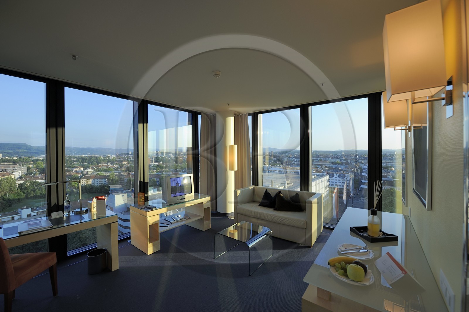 Suisse, Bâle, la tour de la foire Messerturm sur le Messerplatz, tour la plus haute de Suisse, Ramada Plazza Hotel