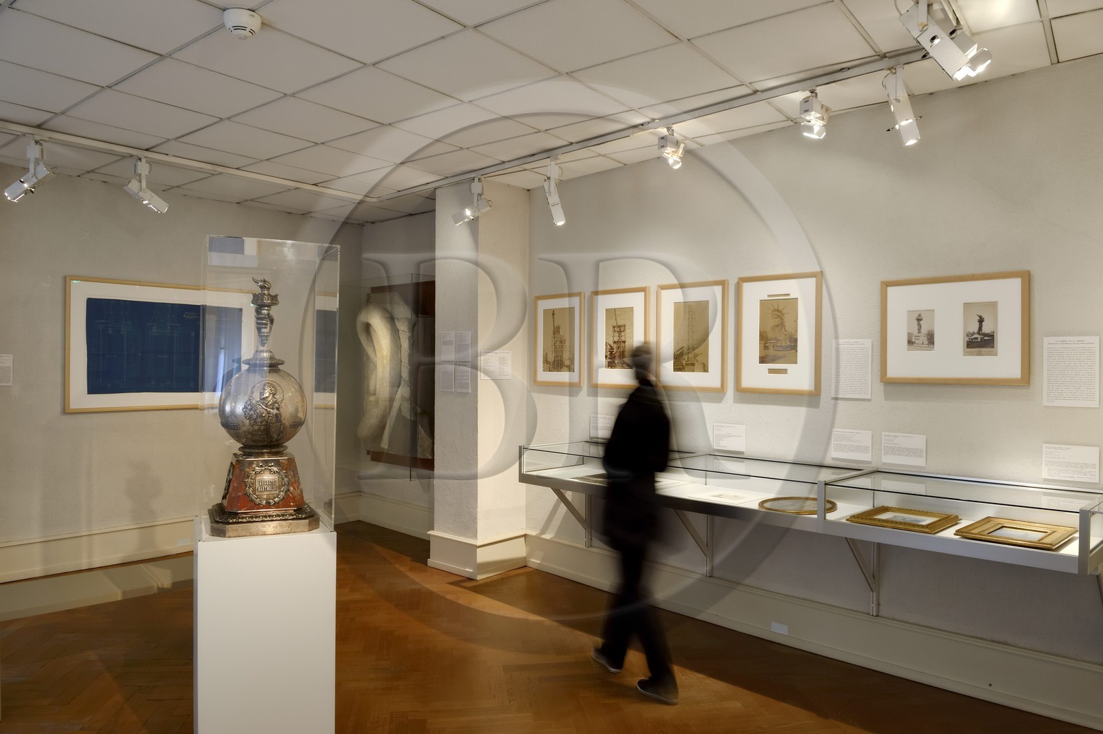 France, Haut-Rhin (68), Colmar, le Musée et maison natale de Bartholdi, Salle des oeuvres américaines, le Trophée Tiffany et le plâtre original de l'oreille de la statue de la Liberté en arrière plan