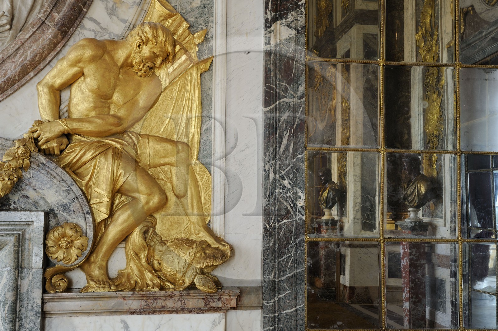 France, Yvelines (78), château de Versailles, classé Patrimoine Mondial de l'UNESCO, salon de la Guerre au bout de la Galerie des Glaces