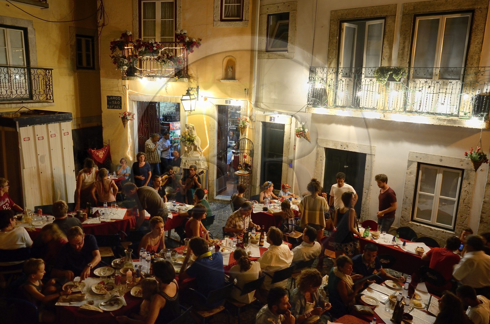 Portugal, Lisbonne, quartier de l'Alfama, terrasse animée de restaurant sur la petite place largo de Sao Rafael