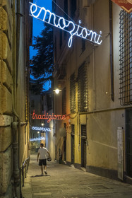 Italie, Ligurie, Gênes, ruelle du vieux centre historique derrière la via Garibaldi, street art