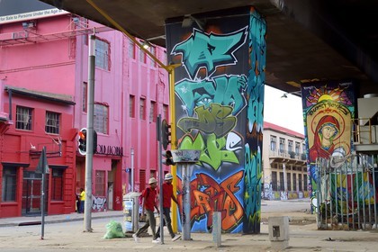 Afrique du Sud, province de Gauteng, Johannesburg, CBD (Central Business District), Newtown, peintures murales sous l'autoroute M1 De villiers Graaff motorway