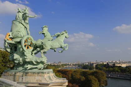 France, Paris (75), le Grand Palais, les quadriges de Récipon dominent la Seine