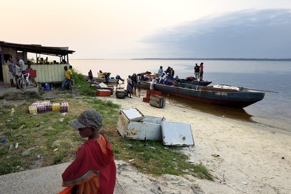 Gabon, province de Ogooué- Maritime, Omboué, petite ville située au bord de la lagune Fernan Vaz (Nkomi), arrivée d'une pirogue