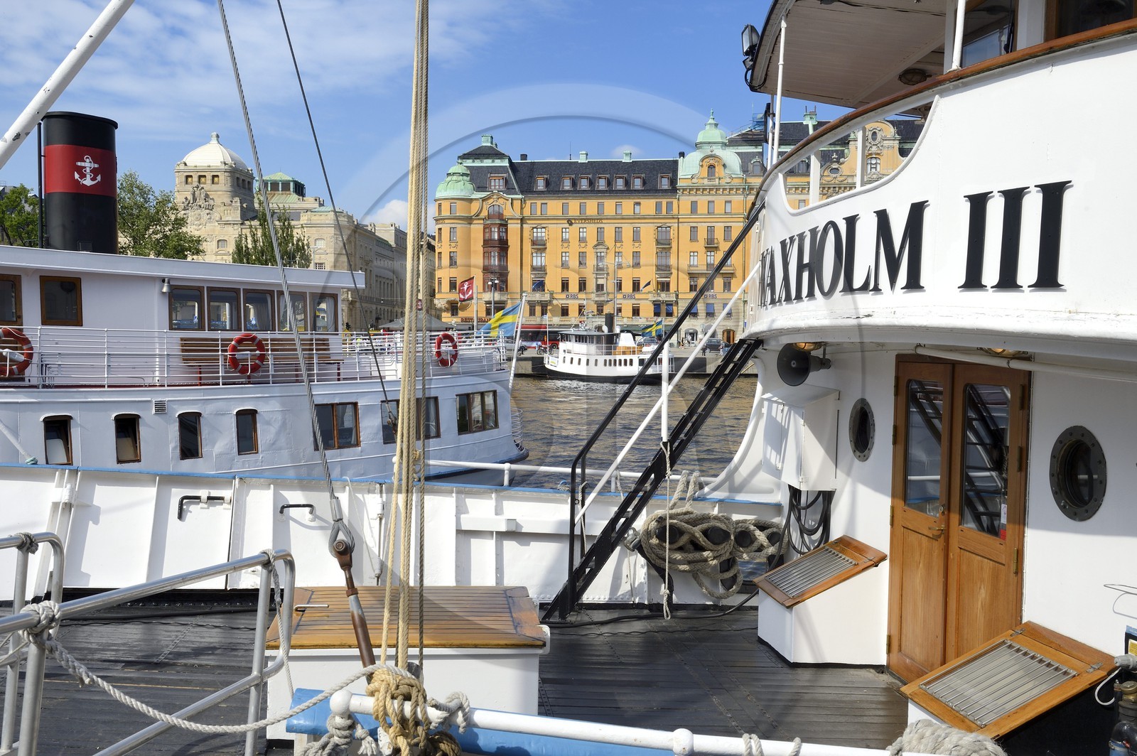 Suède, Stockholm, quartier du centre ville Norrmalm, ferries amarrés au quai de Nybrokajen