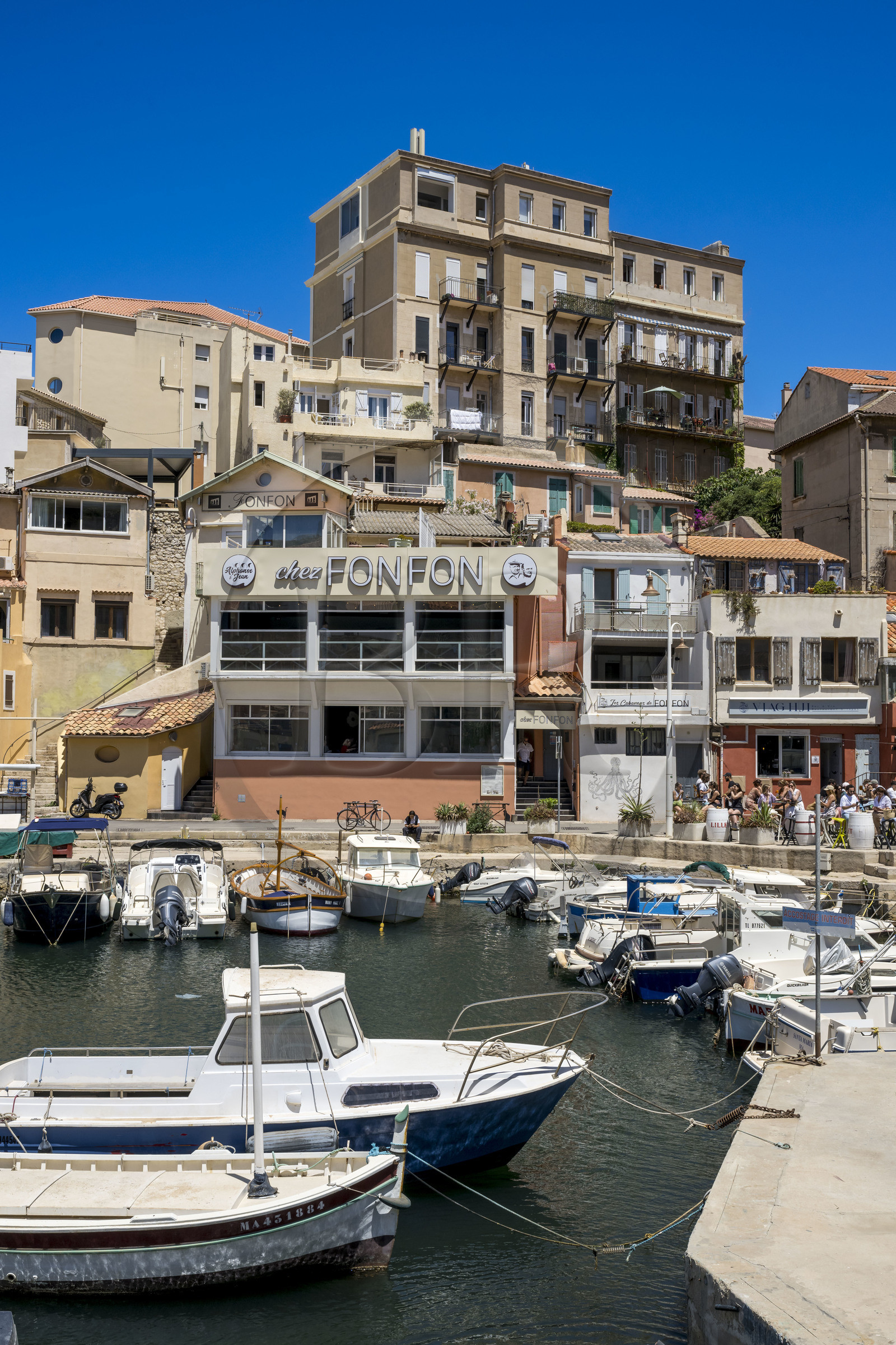 France, Bouches-du-Rhône (13), Marseille, quartier d'Endoume, le Vallon des Auffes et son petit port de pêche, restaurant Chez Fonfon