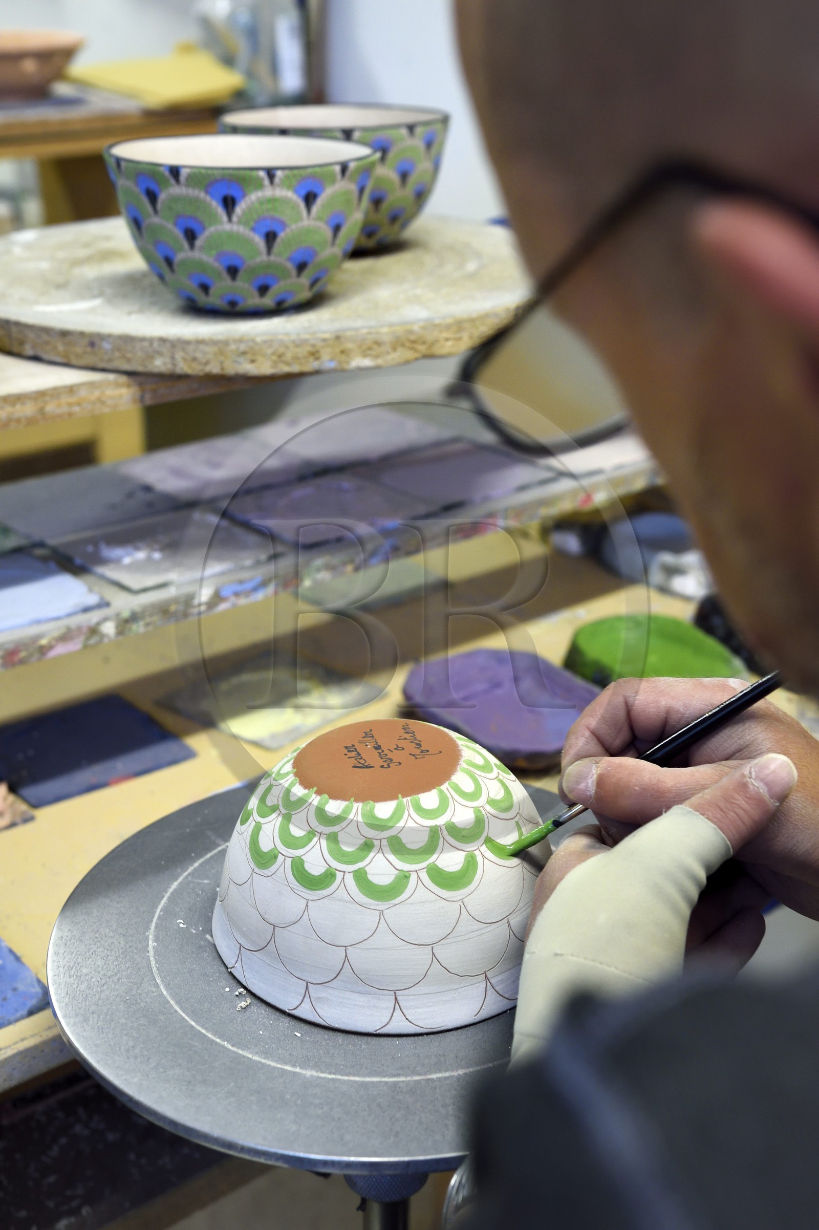 France, Alpes-de-Haute-Provence (04), Parc Naturel Régional du Verdon, Moustiers-Sainte-Marie, labellisé Les Plus Beaux Villages de France et cité de la faïence, Stephane Maitral décorateur-céramiste à la faïencerie Serrailler