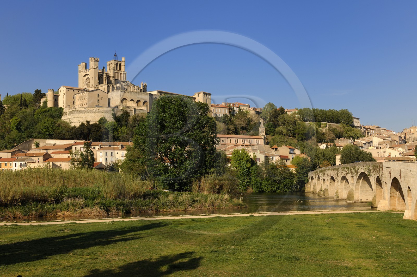 France, Herault, Beziers, Saint Nazaire cathedral and the Pont-Vieux on the Orb River