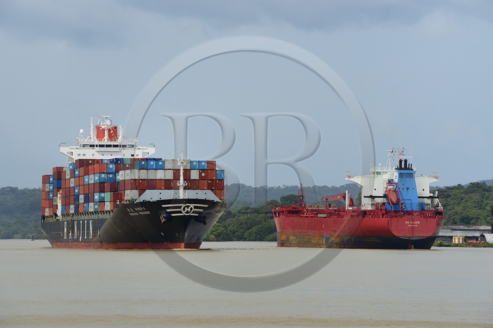 Panama, Canal de Panama à Gamboa, cargo Panamax porte-conteneurs coréen