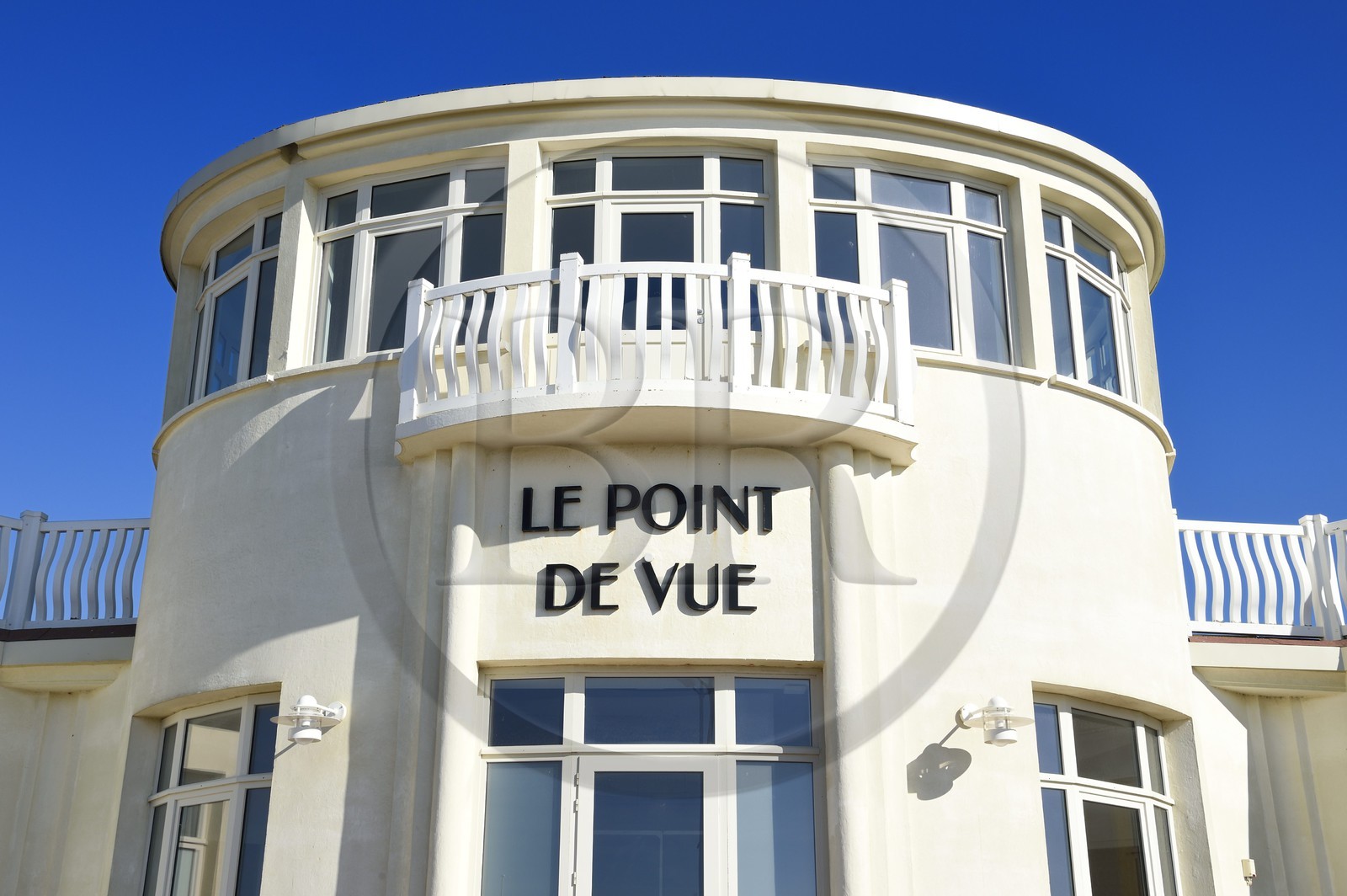 France, Calvados (14), Pays d'Auge, Deauville, Le Point de Vue est l’ancien club-house du Deauville Yacht Club conçu par l’architecte Georges Wybo