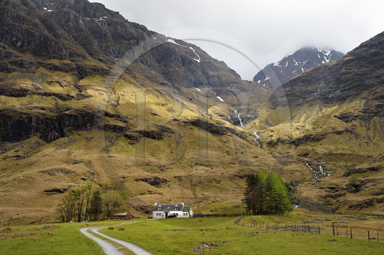 Royaume-Uni, Ecosse, Highland, Glencoe, maison isolée dans la vallée de Glen Coe (lieu du massacre des Mac Donald par les Campbell)