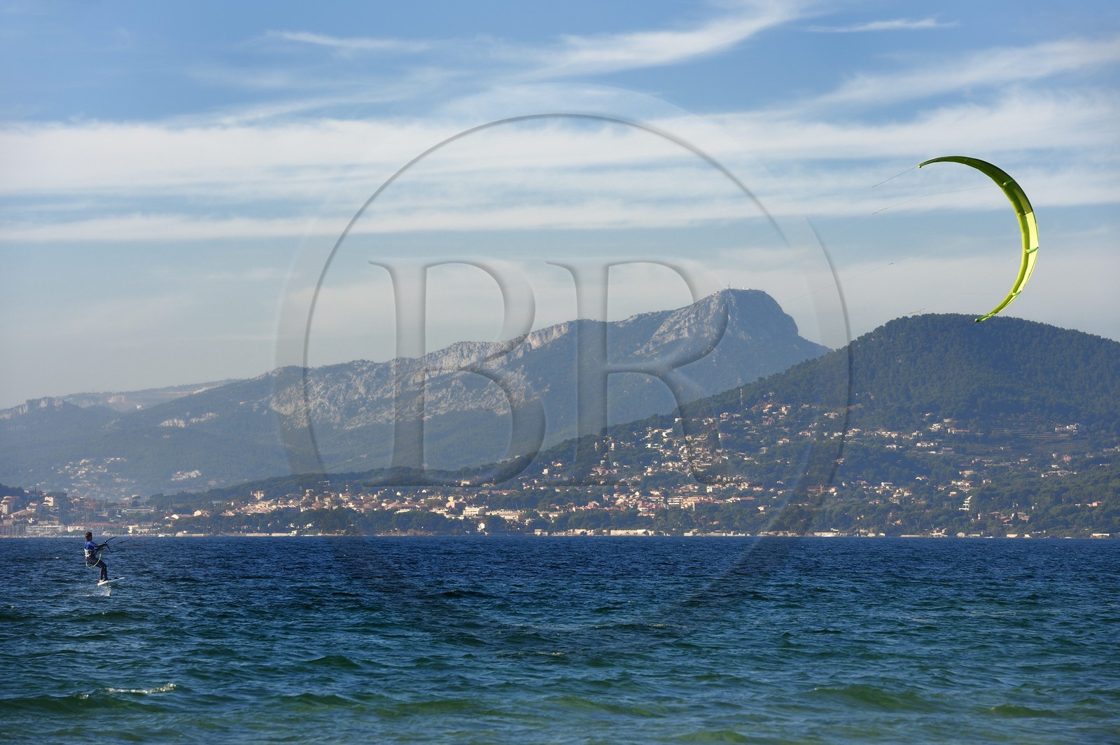 France, Var (83), Hyères, Presqu'Ile de Giens, plage de l'Almanarre, Ariane Imbert en kitefoil, triple championne de France de Kitesurf et vice-championne du monde de Race 2014