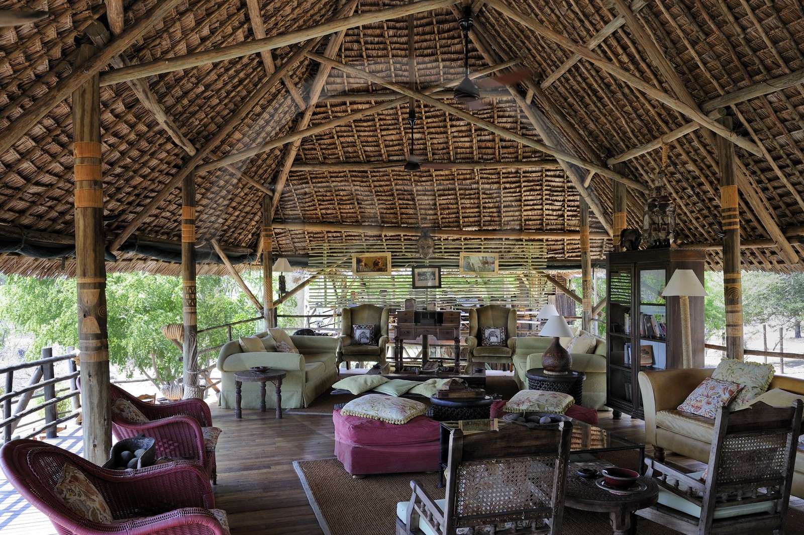 Tanzanie, Reserve de gibier de Selous une des plus grandes zones protégées au monde et inscrite sur la liste du patrimoine mondial de l’Unesco depuis 1982, le très exclusif Selous Camp, le bar