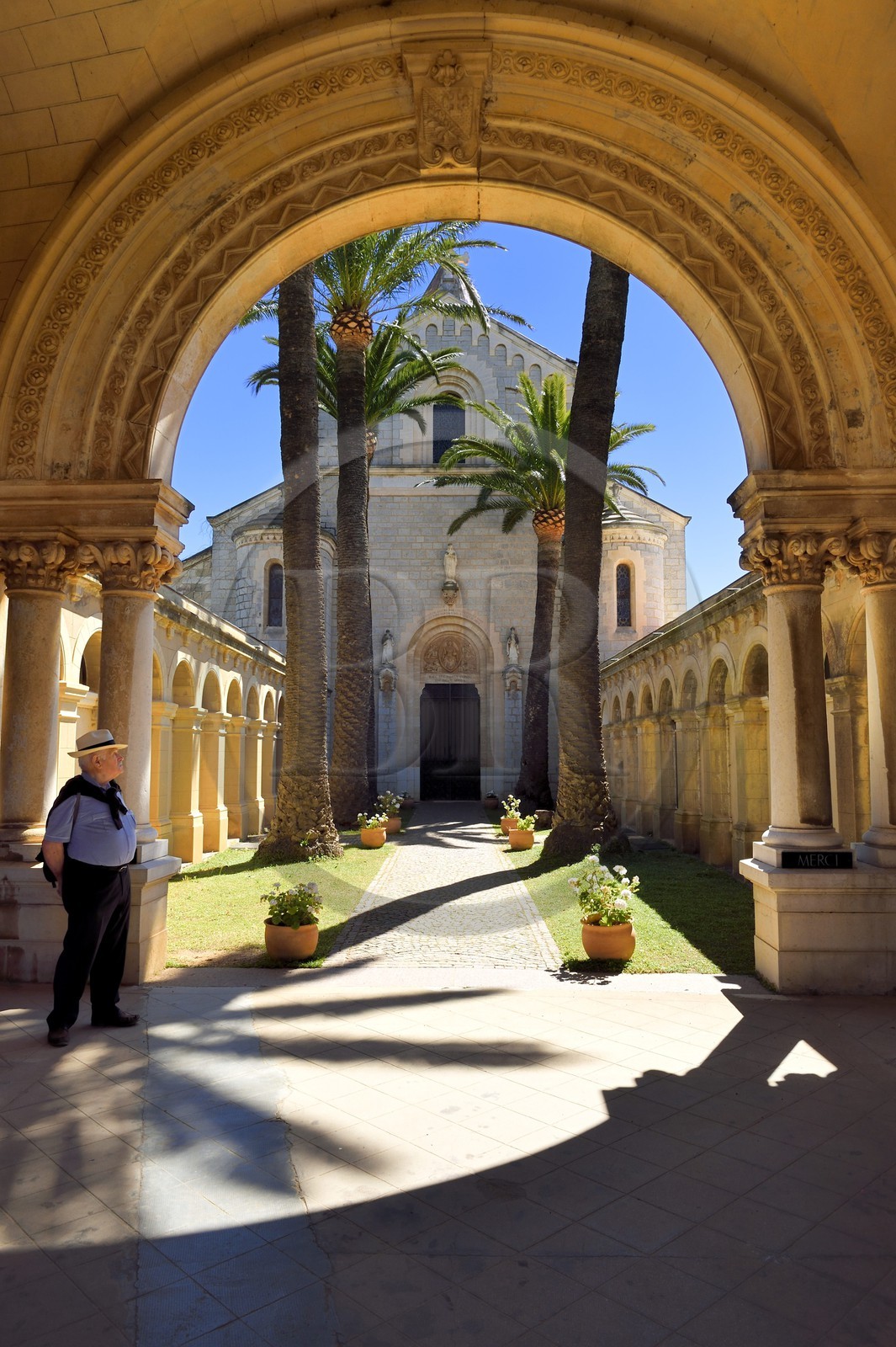 France, Alpes-Maritimes (06), Cannes, Iles de Lérins, Ile de Saint-Honorat, Abbaye de Lérins, l'église abbatiale et le monastère