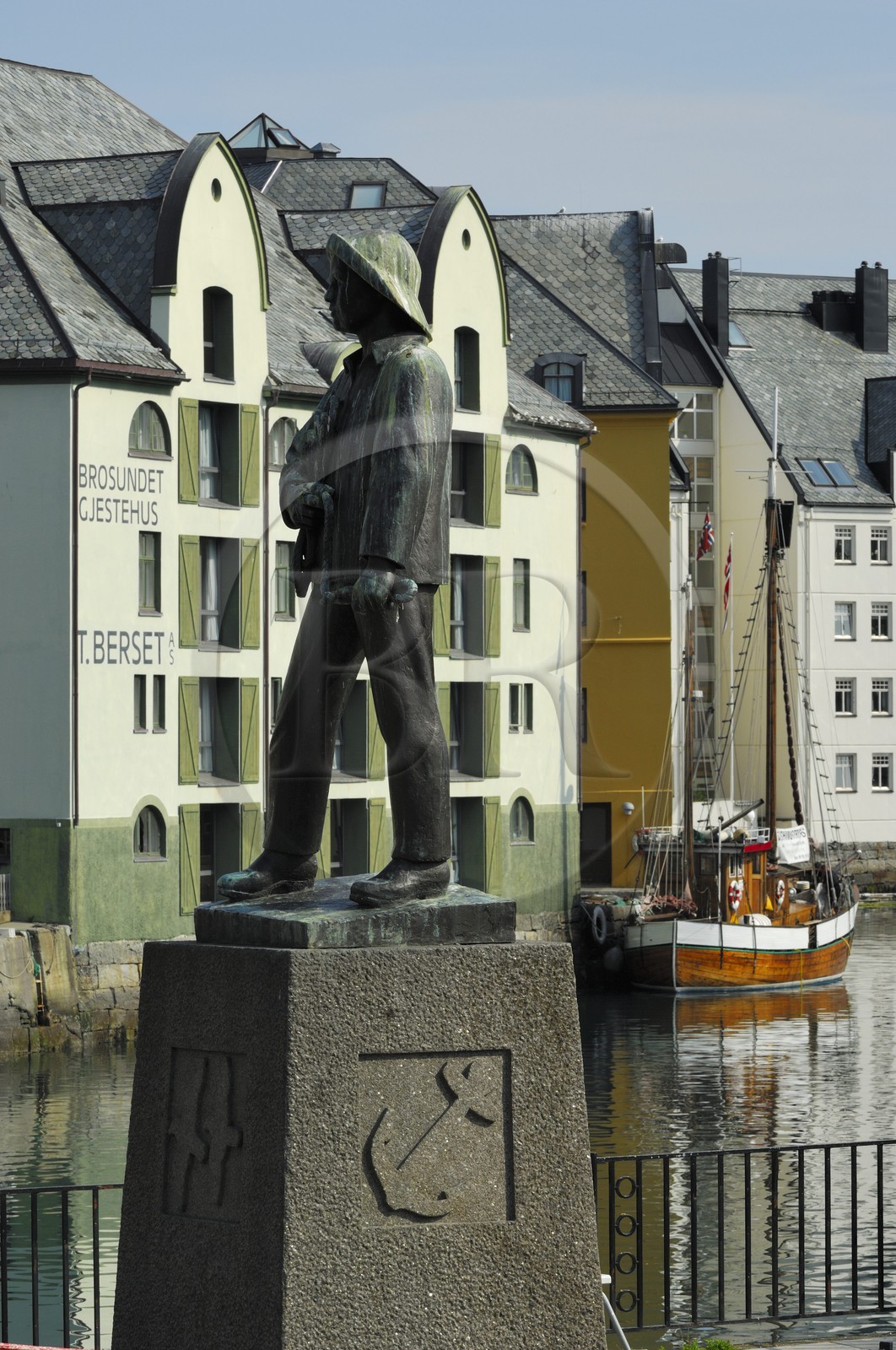 Norvège, More Og Romsdal, Alesund, statue en bronze d'un matelot devant le vieux port (brosundet)