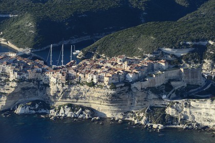 France, Corse-du-Sud (2A), Bonifacio, les falaises calcaires, la citadelle et la vieille ville (vue aérienne)