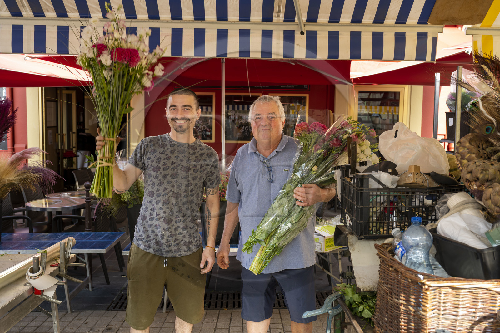 France, Alpes-Maritimes (06), Nice classée Patrimoine Mondial de l'UNESCO, le Vieux Nice, le marché du cours Saleya, les fleuristes Jean Patrice et Clément Mége