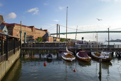 Sweden, Västra Götaland, Göteborg (Gothenburg), the small harbor Klippans (Klippans angbatsbrygga) and the Novotel hotel under the Älvsborg Bridge in the background
