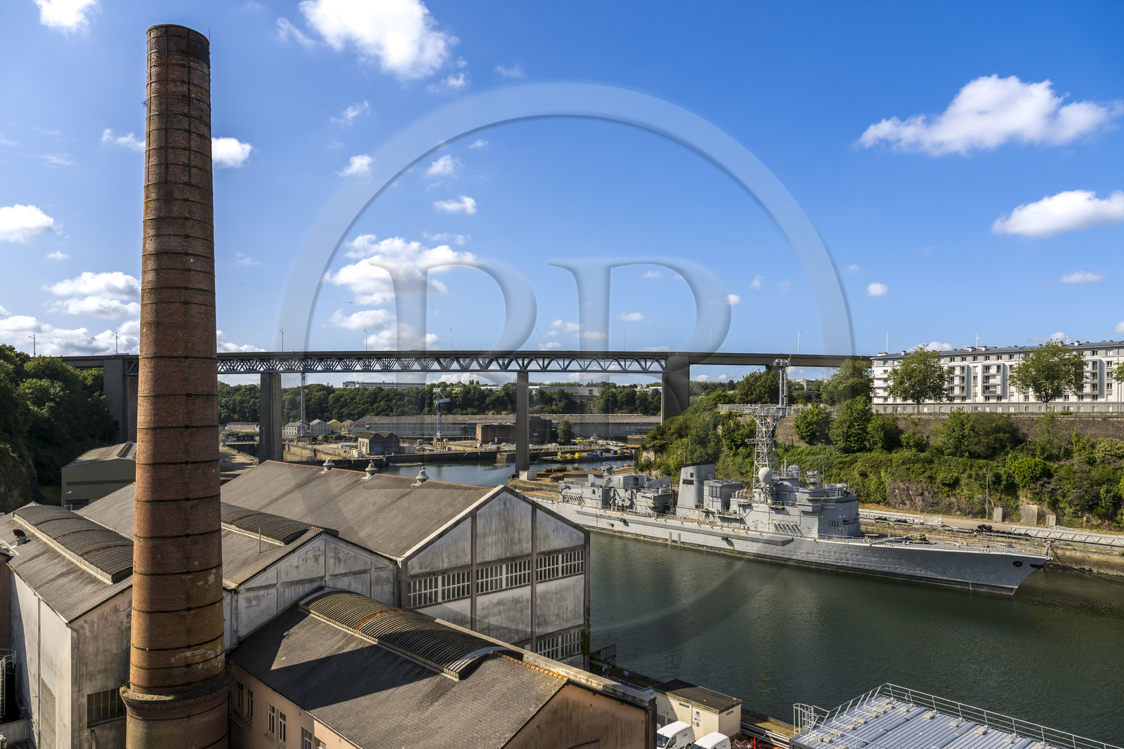 France, Finistère (29), Brest, l'arsenal, le port militaire est une base navale de la Marine nationale, navire de guerre reformé dans une boucle de la rivière Penfeld