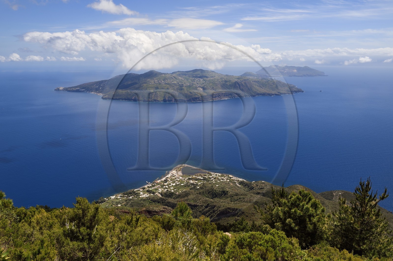 Italie, Sicile, iles Eoliennes, classées Patrimoine Mondial de l'UNESCO, le village de Lingua sur l'Ile de Salina, l'Ile de Lipari puis de Vulcano en arrière plan