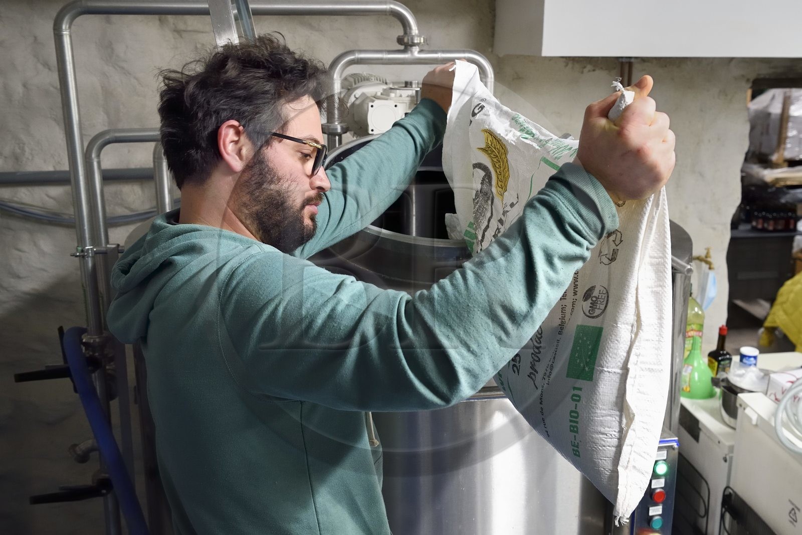 France, Haut-Rhin (68), Kaysersberg, Brasserie Bisaigue, le brasseur artisanal Thibaut Ancel propose des proposant des bières non filtrées et non pasteurisées