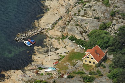 Sweden, County of Vastra Gotaland, Goteborg archipelago, small harbourg and isolated house on Gäveskär island (aerial view)