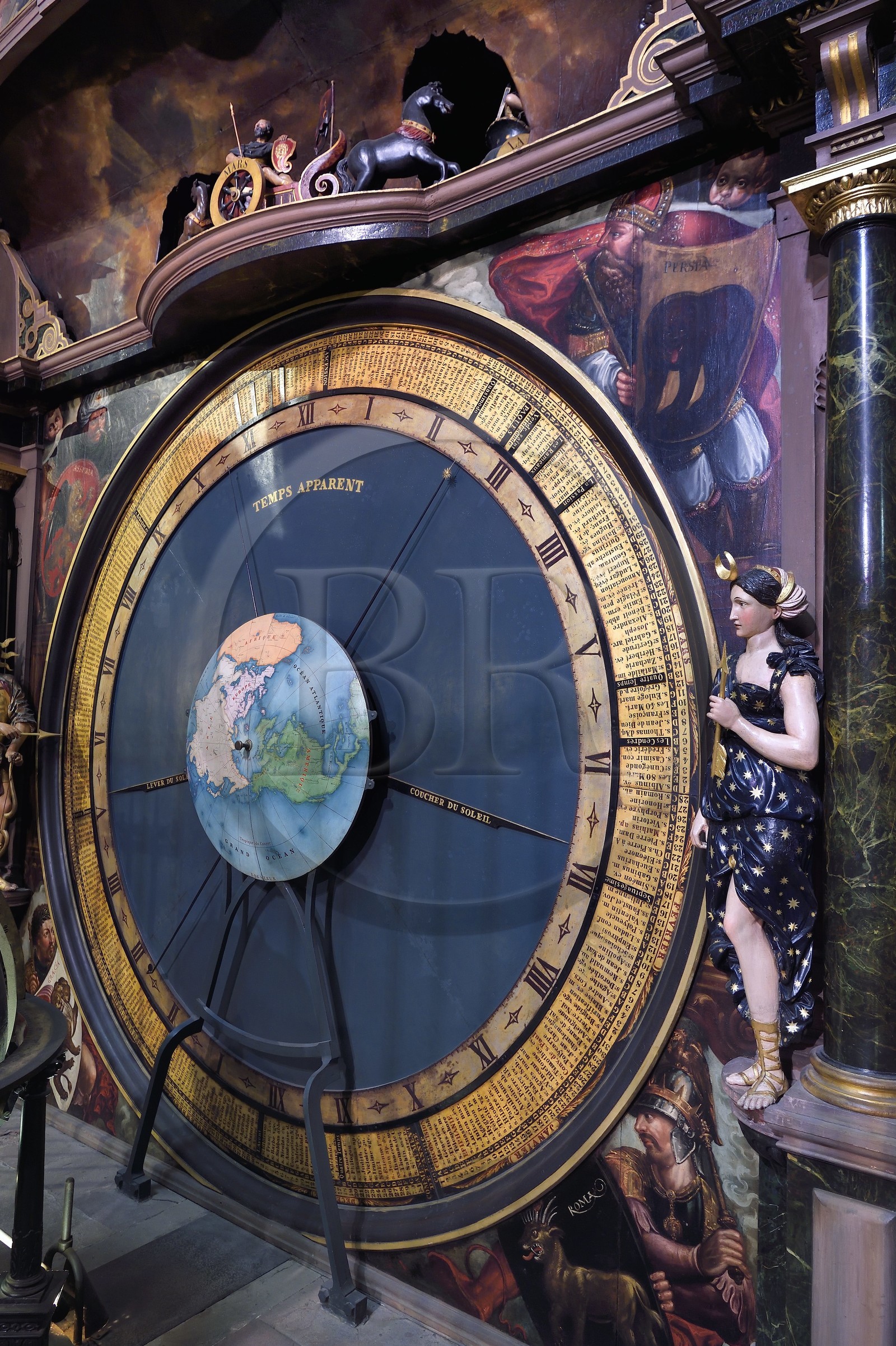 France, Bas-Rhin (67), Strasbourg, vieille ville classée au Patrimoine Mondial de l'UNESCO, la cathédrale Notre-Dame, bras sud du transept, l'horloge astronomique