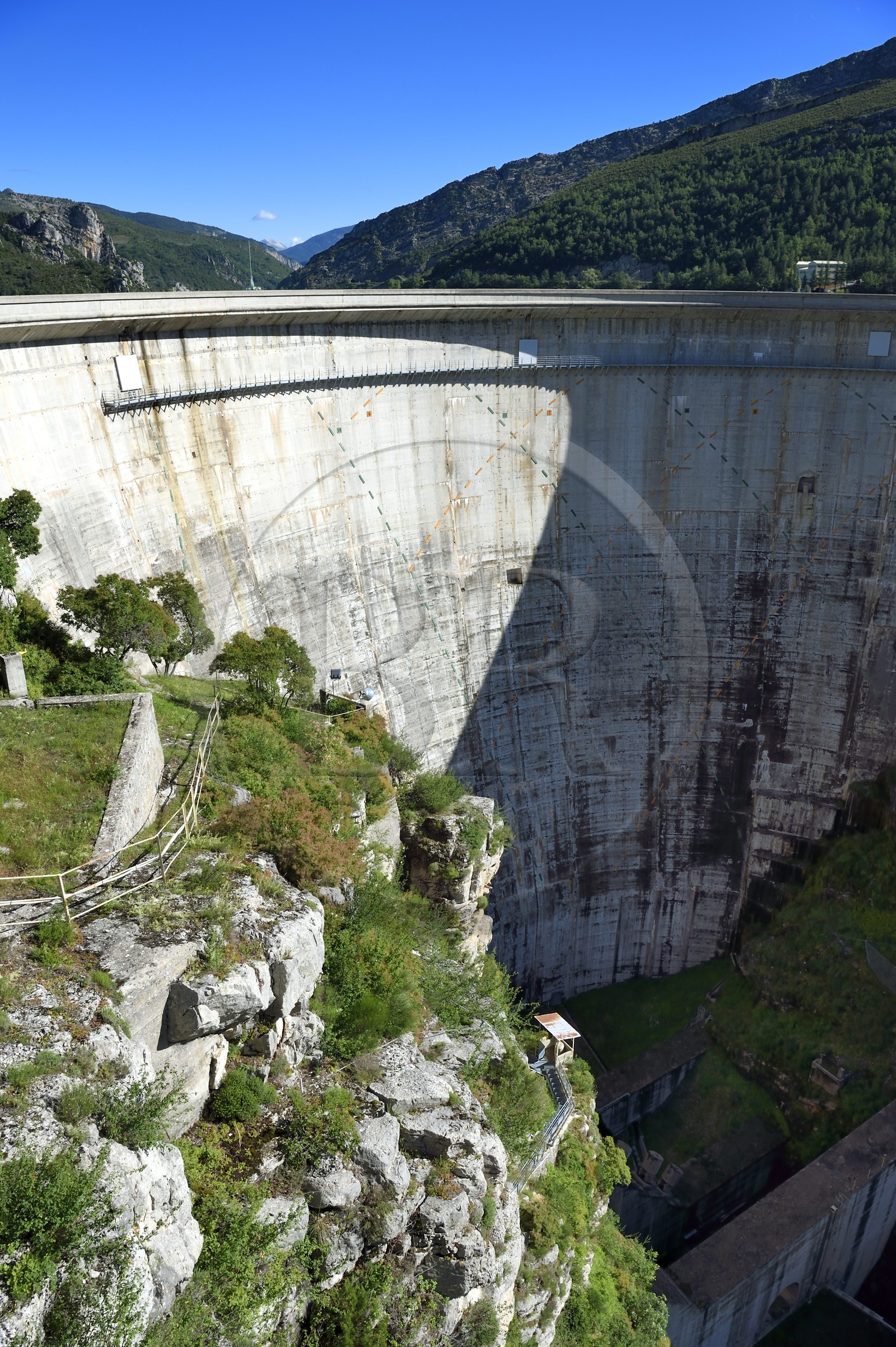 France, Alpes-de-Haute-Provence (04), barrage du lac de Castillon qui retient les eaux du Verdon, cadran solaire géant sur la paroie de 100 mètres de haut